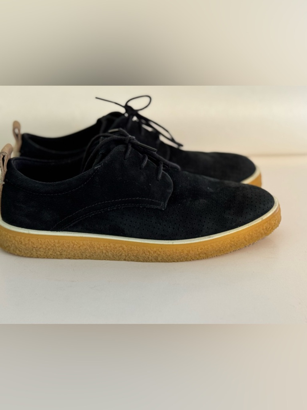 Ecco Women’s Black Perforated Suede Lace Up Sneakers Comfy Crepe Sole Size 7